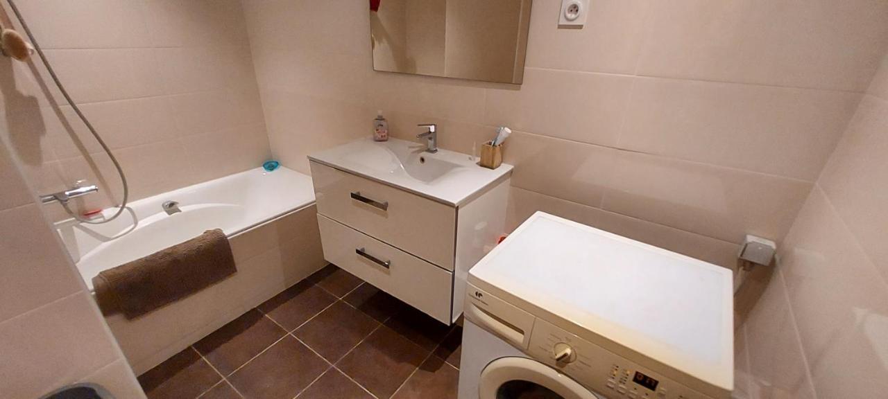 Chambre Lit 2 Personnes Dans Appartement Du Logeur Mandelieu-La Napoule Exterior photo