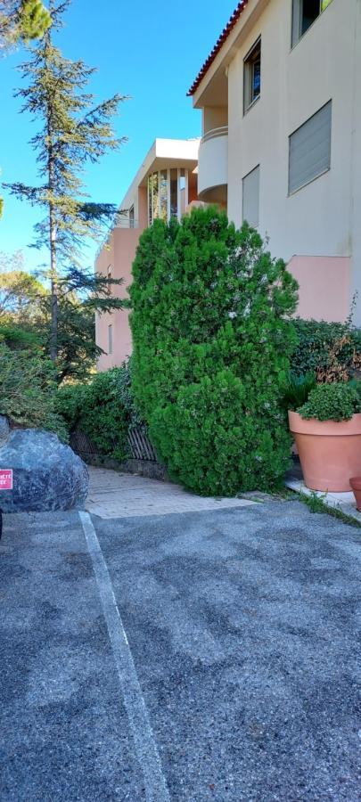 Chambre Lit 2 Personnes Dans Appartement Du Logeur Mandelieu-La Napoule Exterior photo